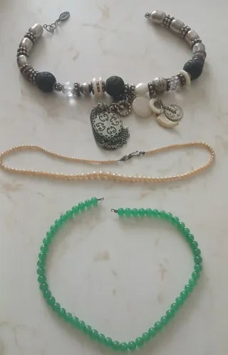 Tre collane: perle, verdi e argento