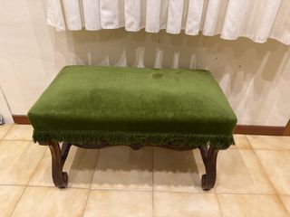 Banqueta tapizada verde y madera