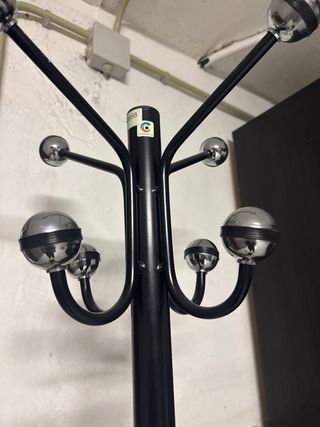 Perchero de pie metálico negro y plateado