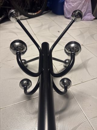 Perchero de pie metálico negro y plateado