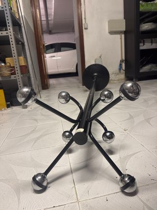 Perchero de pie metálico negro y plateado