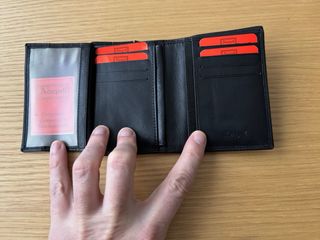 Cartera Dopell Negra con detalles rojos