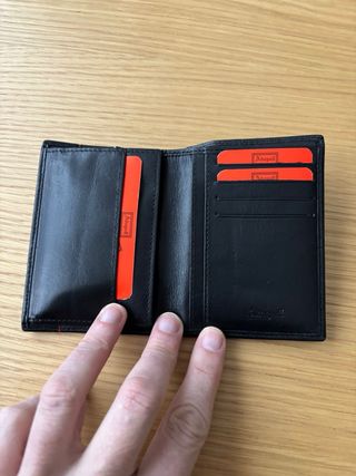 Cartera Dopell Negra con detalles rojos