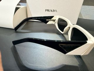 Gafas de sol Prada blancas y negras
