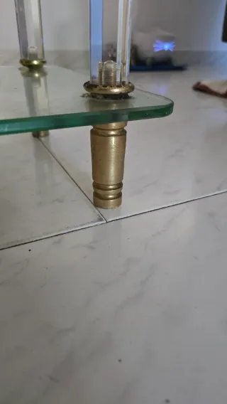 Mesita auxiliar cristal y metal dorado