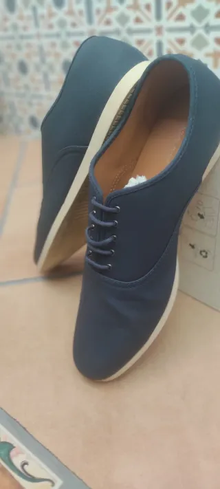 Zapatos deportivos azul y beige