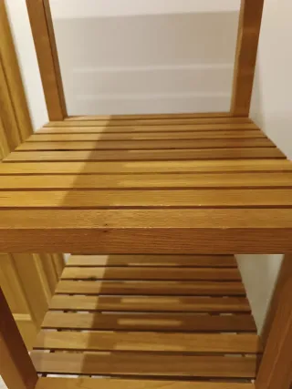 Estantería de baño con espejo y cestos