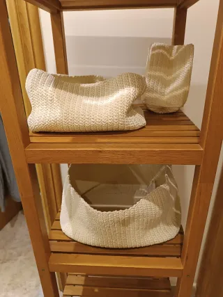 Estantería de baño con espejo y cestos