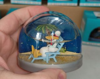 12 BOLAS DE NIEVE FIGURAS GOMA PVC AÑOS 90