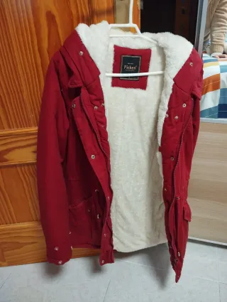 Abrigo rojo con forro blanco