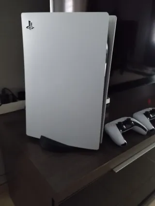 Consola PlayStation 5 con 2 mandos y 3 juegos.