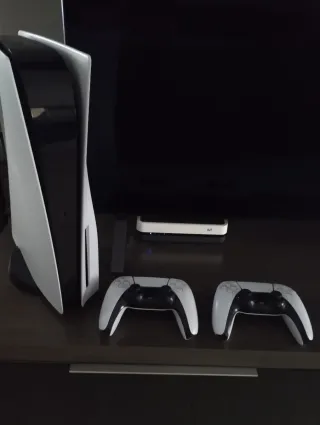 Consola PlayStation 5 con 2 mandos y 3 juegos.