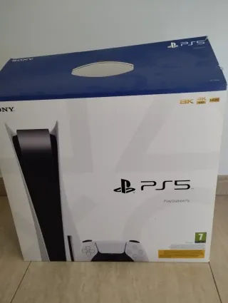 Consola PlayStation 5 con 2 mandos y 3 juegos.