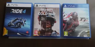 Consola PlayStation 5 con 2 mandos y 3 juegos.