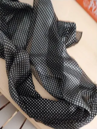 Bufanda negra con lunares blancos