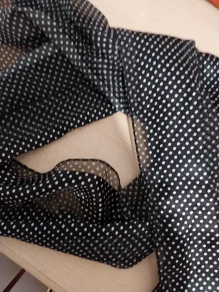 Bufanda negra con lunares blancos