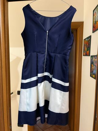 Abito elegante blu e bianco con difetto