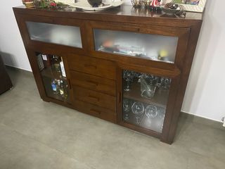 Aparador de madera con puertas de cristal