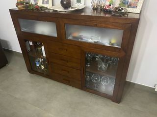 Aparador de madera con puertas de cristal