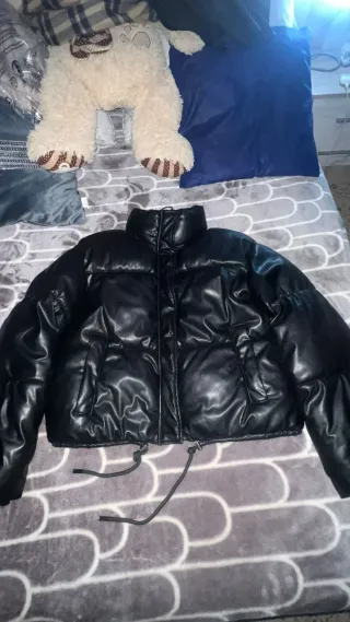 Cazadora acolchada efecto piel Bershka