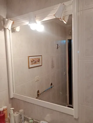 Conjunto baño espejo y mueble blancos