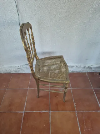 Silla de madera estilo Viena dorada