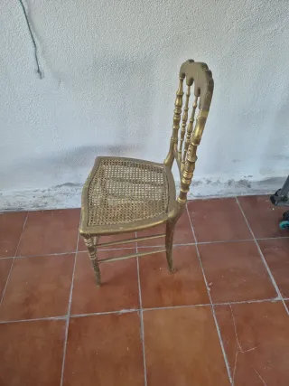 Silla de madera estilo Viena dorada