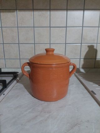 Pentola antica in ceramica con coperchio