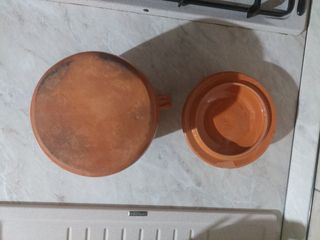 Pentola antica in ceramica con coperchio