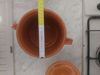 Pentola antica in ceramica con coperchio