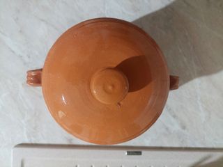 Pentola antica in ceramica con coperchio
