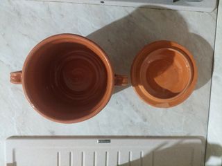 Pentola antica in ceramica con coperchio