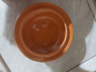 Pentola antica in ceramica con coperchio