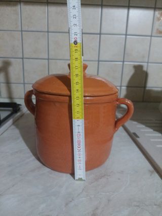 Pentola antica in ceramica con coperchio