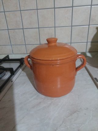 Pentola antica in ceramica con coperchio