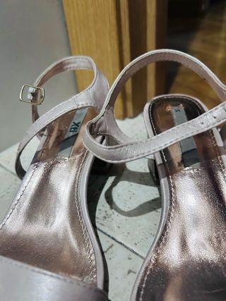 Sandalias Xti tacón bajo beige/dorado talla 36