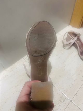 Sandalias Xti tacón bajo beige/dorado talla 36