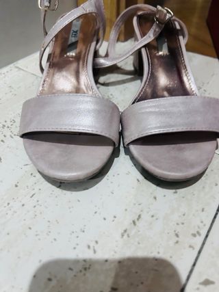 Sandalias Xti tacón bajo beige/dorado talla 36