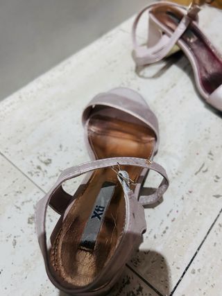 Sandalias Xti tacón bajo beige/dorado talla 36