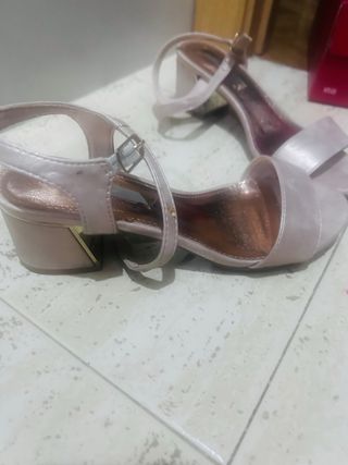Sandalias Xti tacón bajo beige/dorado talla 36