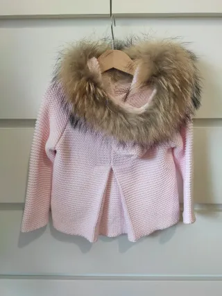 Abrigo de punto rosa con capucha