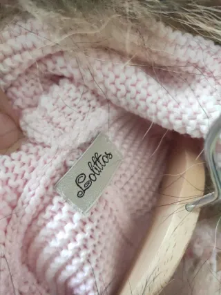 Abrigo de punto rosa con capucha