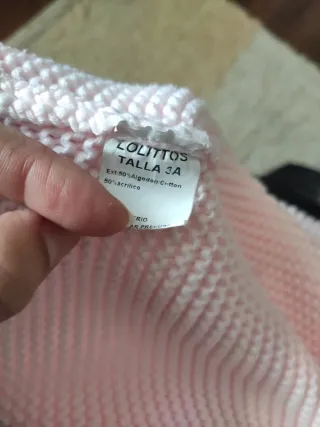 Abrigo de punto rosa con capucha