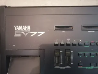 Teclado Sintetizador Yamaha SY77 y patas
