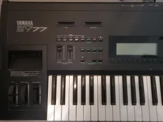 Teclado Sintetizador Yamaha SY77 y patas