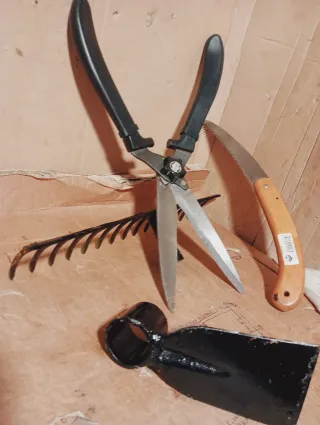 Lotto 4 attrezzi giardinaggio