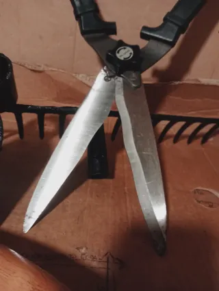 Lotto 4 attrezzi giardinaggio