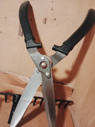 Lotto 4 attrezzi giardinaggio