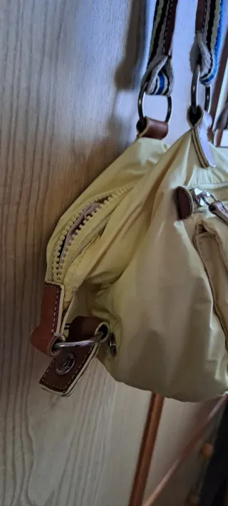 Borsetta gialla con tasche