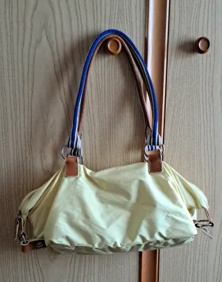 Borsetta gialla con tasche